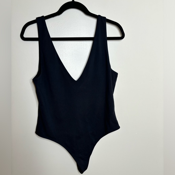 Aritzia Babaton Contour V-neck Bodysuit - Picture 2 of 6